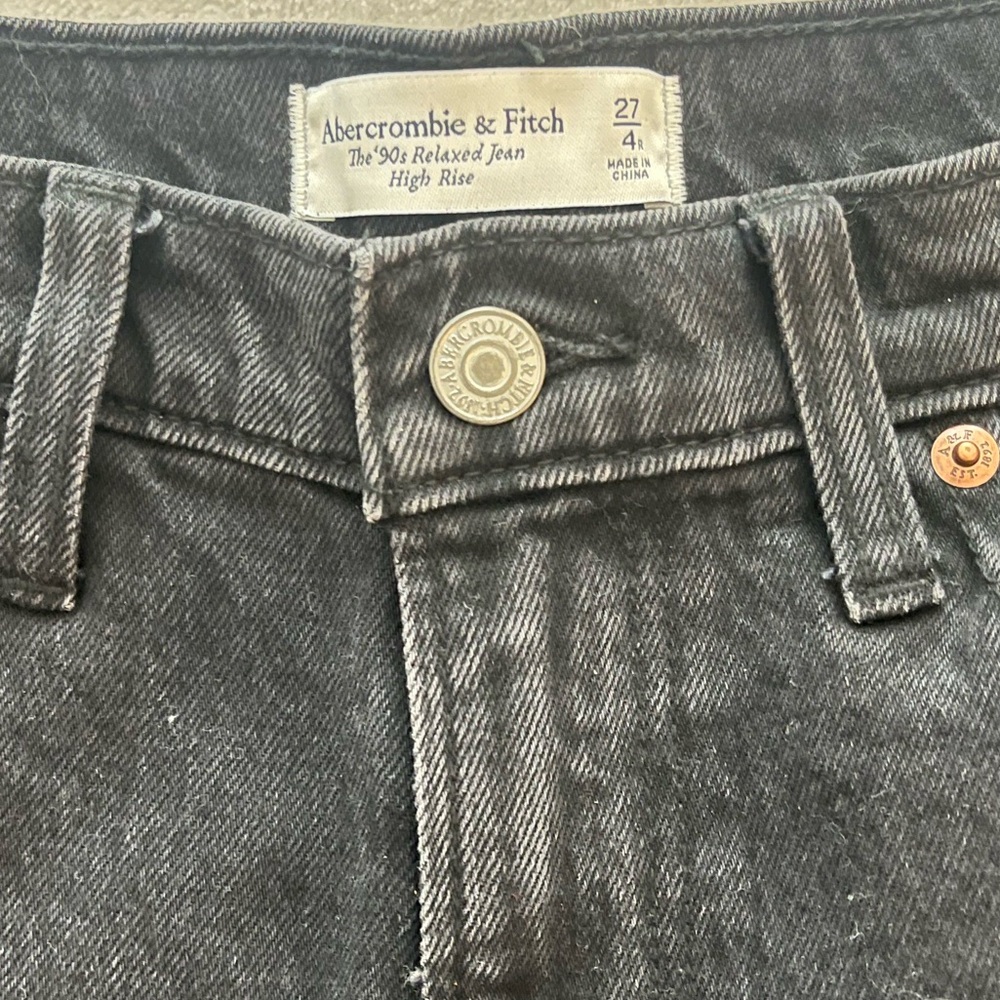 Abercrombie & Fitch High Rise 90’s Relaxed Fit Jeans - Picture 4 of 4